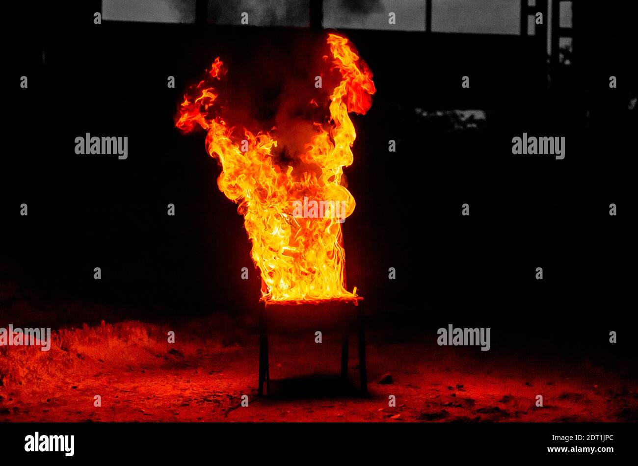 Silla de madera en llamas. Incineración de muebles. Foto conceptual,  Burnout Fotografía de stock - Alamy
