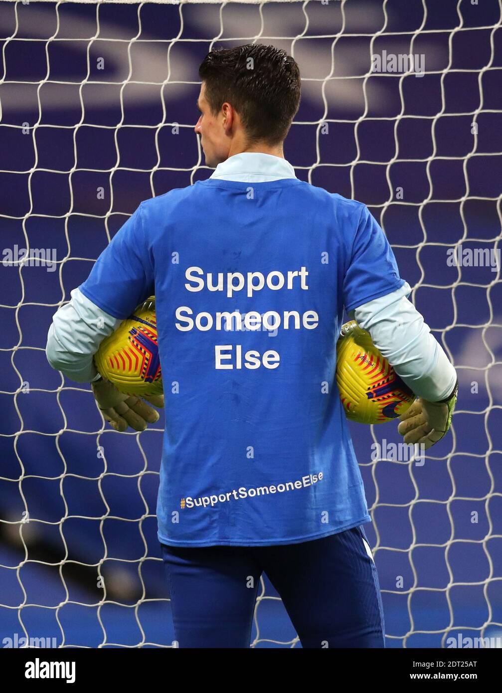 El portero del Chelsea, Kepa Arrizabalaga, lleva una camiseta 'Supersport a  alguien más' durante el partido de la Premier League en Stamford Bridge,  Londres Fotografía de stock - Alamy