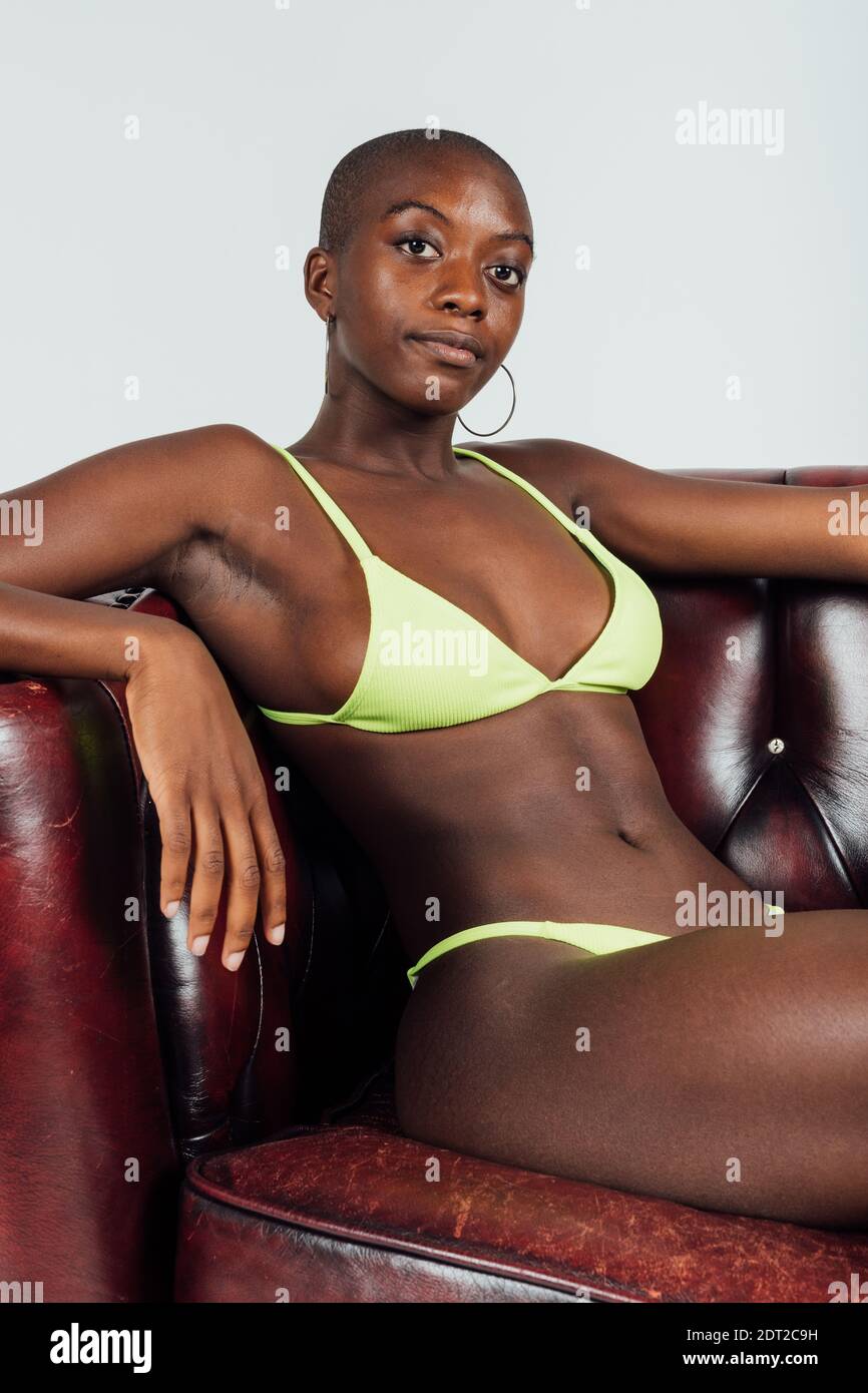 Young girl wearing bikini sitting fotografías e imágenes de alta resolución  - Alamy