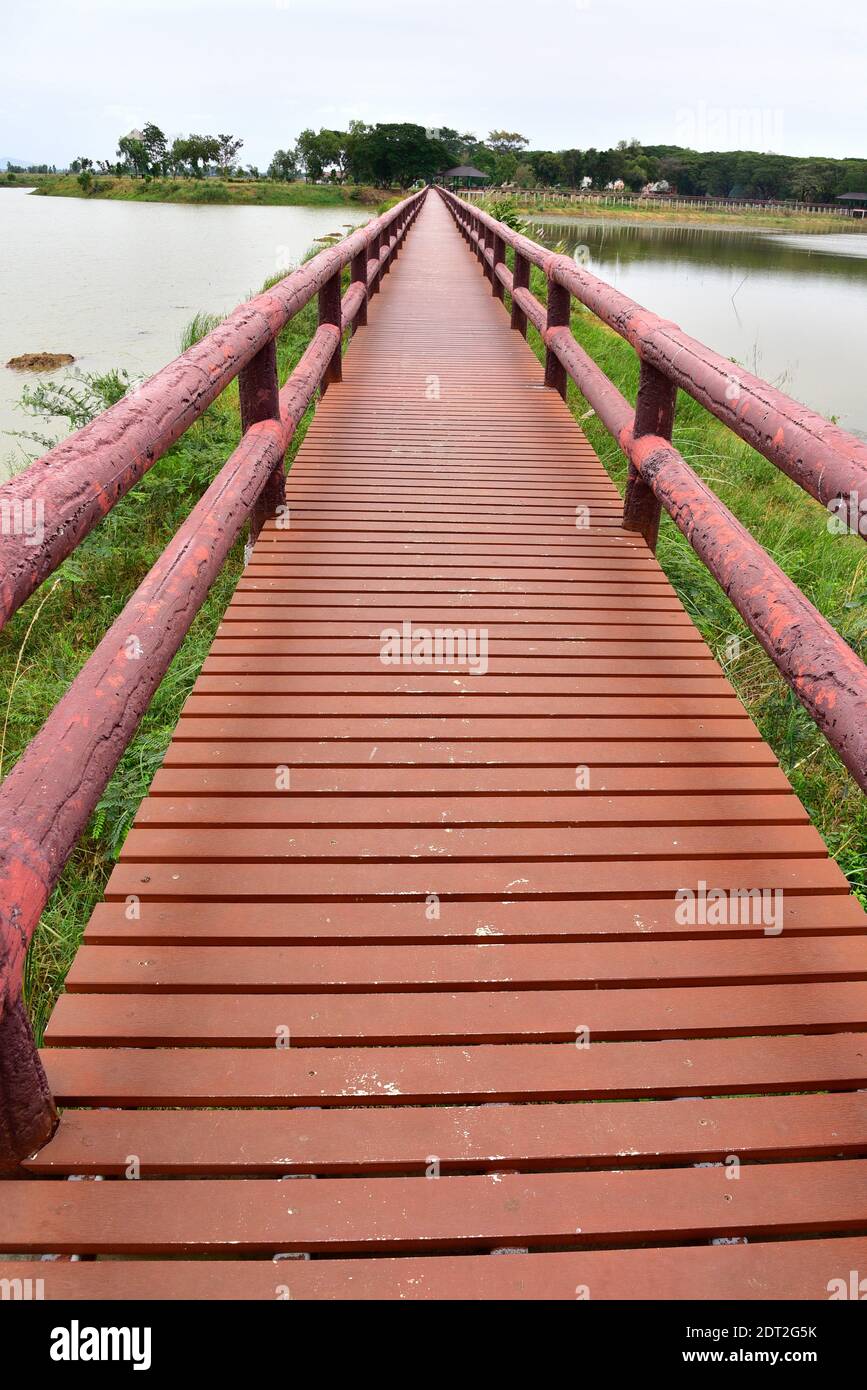 Puente de madera sobre el agua contra el cielo Foto de stock