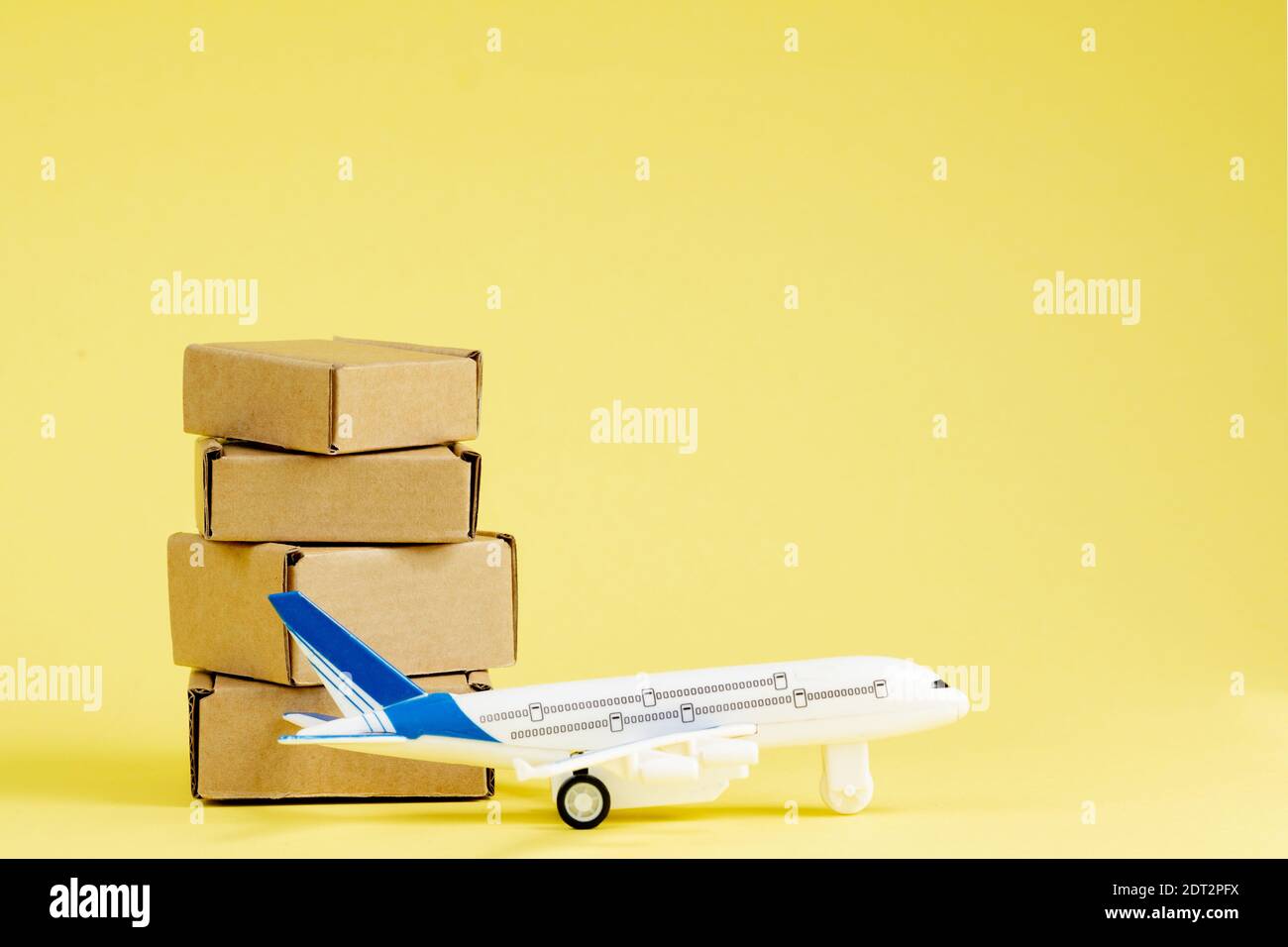 Avión y la pila de cajas de cartón. concepto de transporte aéreo de carga y  encomiendas, correo aéreo. Rapidez en la entrega de bienes y productos.  Aviones de carga. Logística, conn Fotografía
