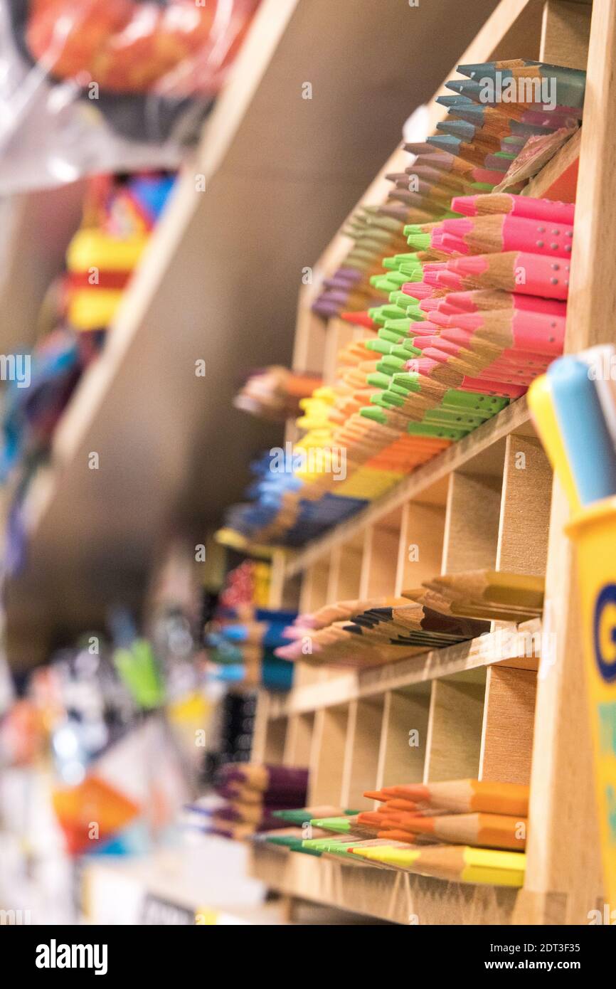 basura Combatiente Desventaja Primer plano de los lápices de colores múltiples de la tienda Fotografía de  stock - Alamy