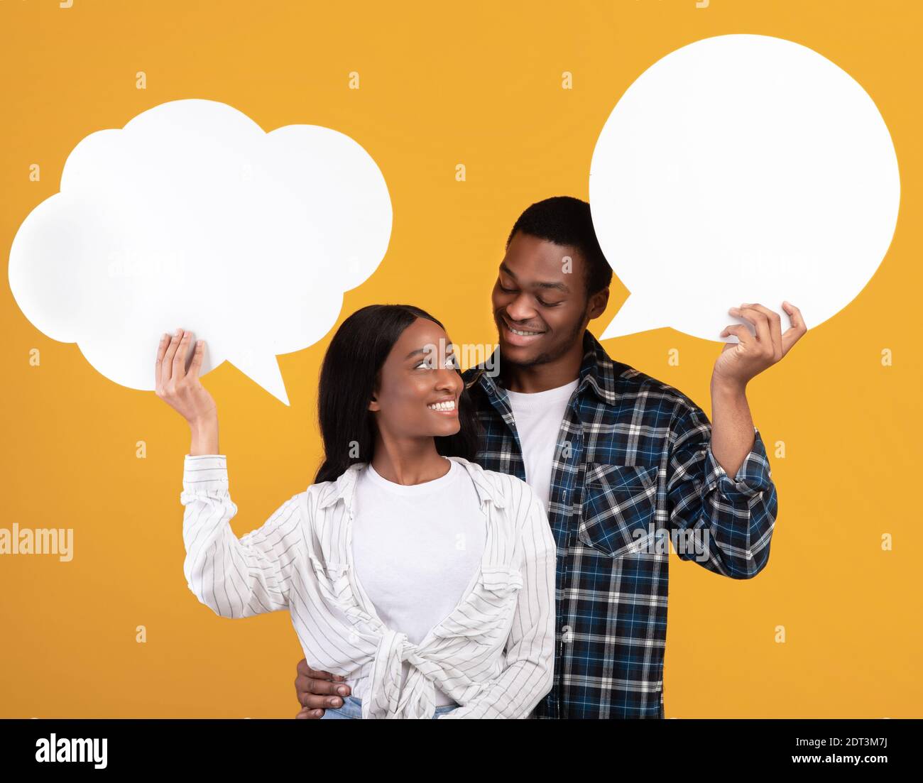 Relación de pareja, pensamientos masculinos y femeninos. Sonriendo jóvenes estudiantes afroamericanos Foto de stock
