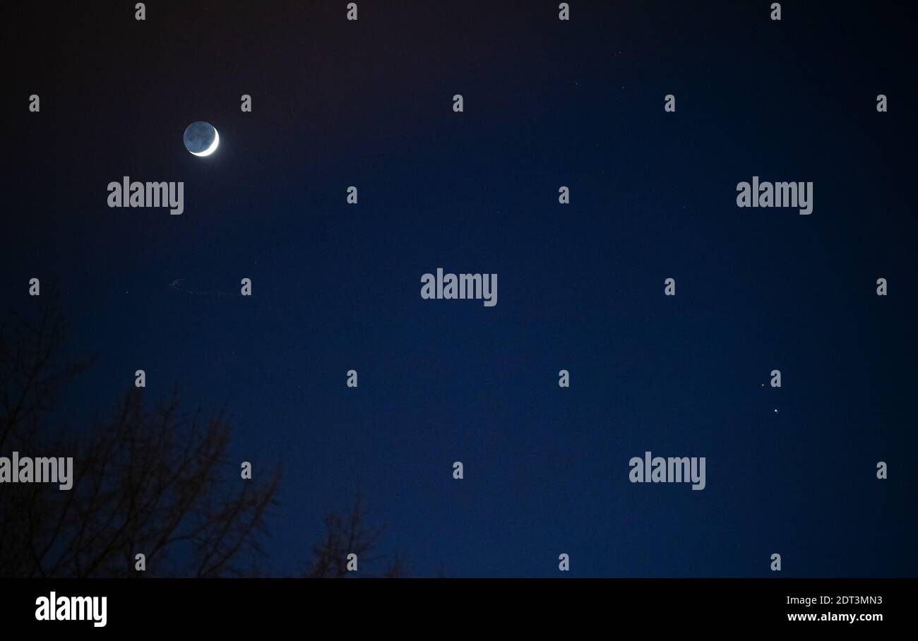 La Luna, izquierda, Saturno, arriba a la derecha, y Júpiter, abajo a la derecha, son vistos después del atardecer desde Washington, DC, jueves, 17 de diciembre de 2020. Los dos planetas se están acercando unos a otros en el cielo cuando se dirigen hacia una "gran conjunción" el 21 de diciembre, donde los dos planetas gigantes aparecerán un décimo de grado de diferencia. Crédito de la Foto: (NASA/Aubrey Gemignani) crédito: SIPA USA/Alamy Live News Foto de stock