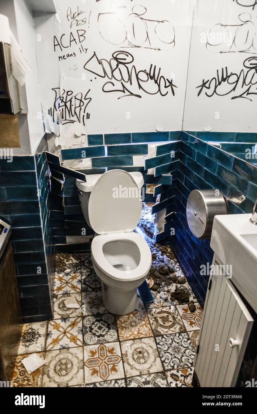 Inodoro sucio y poco higiénico con pared rota en el baño público Fotografía  de stock - Alamy