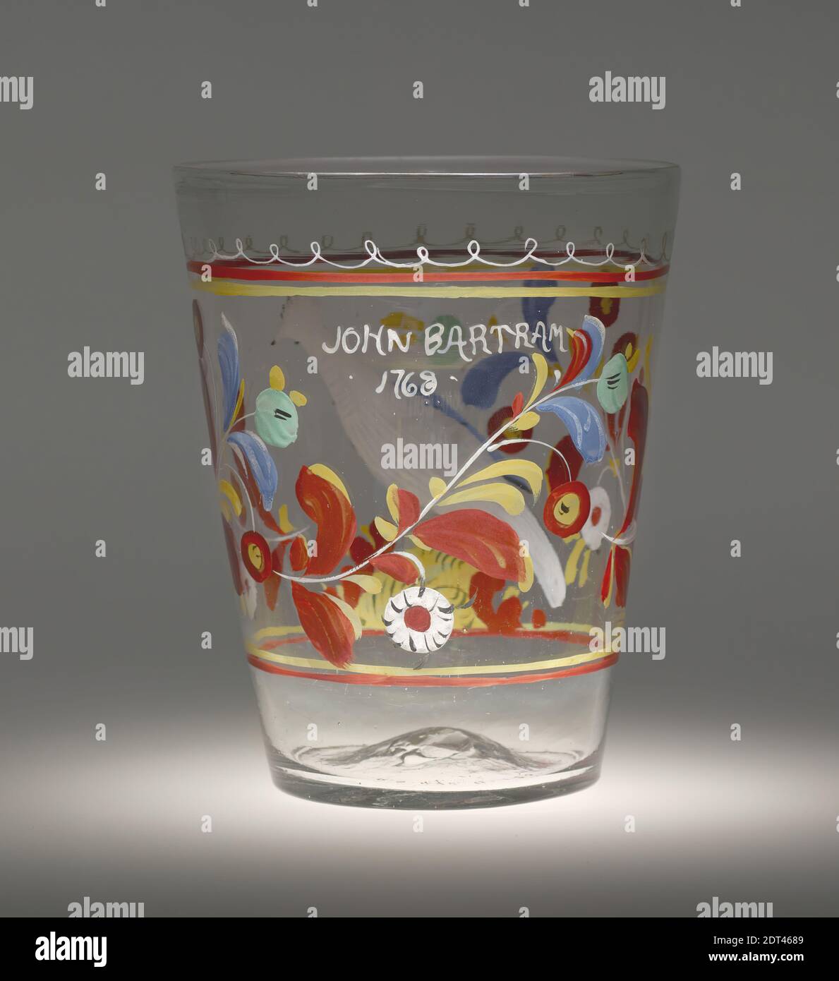 Vaso de vidrio de cerámica de potasio soplado y esmaltado, 5 3/4 × 4 5/8  pulg. (14.61 × 11.75 cm), probablemente hecho en Bohemia, Bohemia, siglo  18, Contenedores - vidrio Fotografía de stock - Alamy
