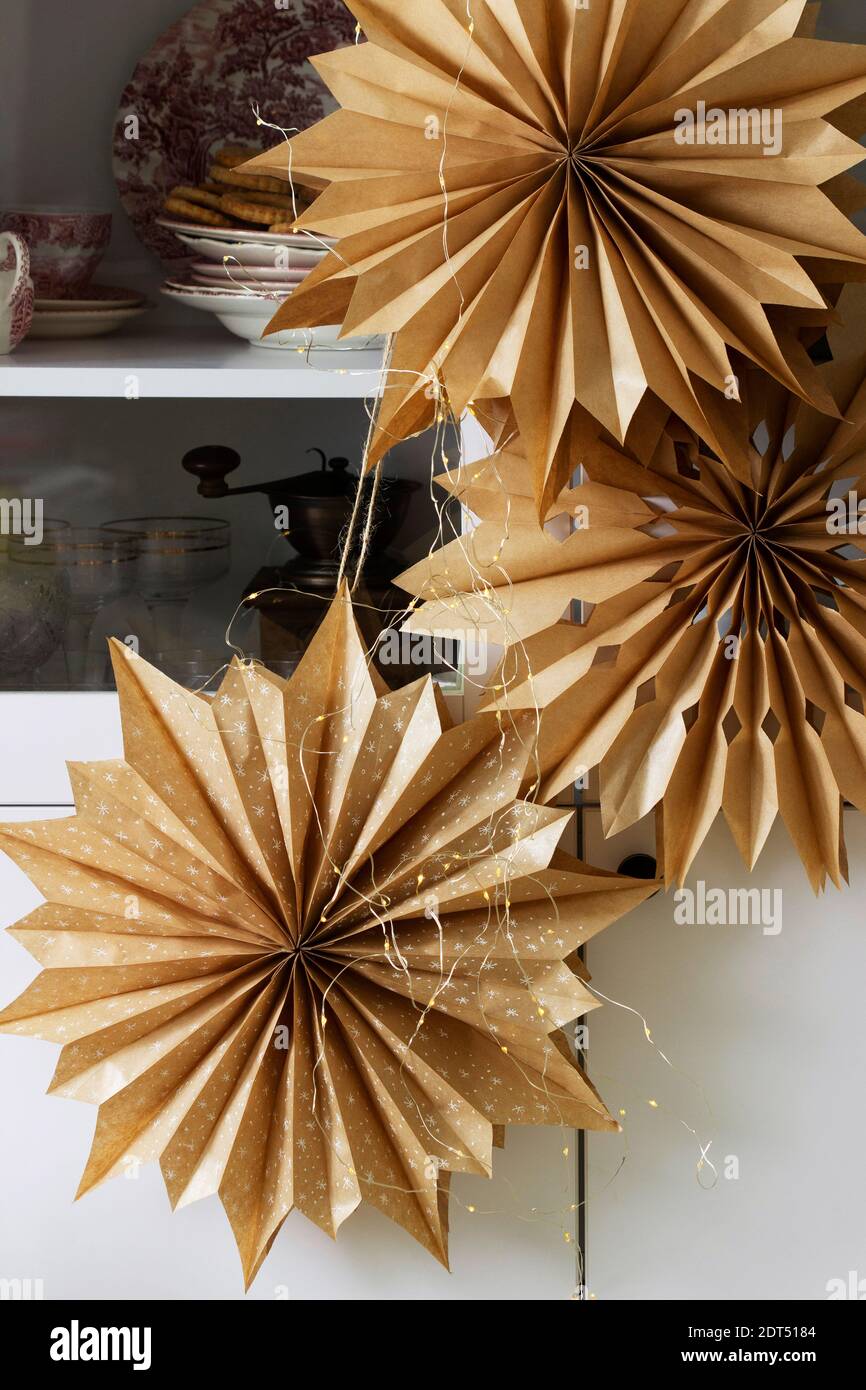 Estrellas de Navidad de papel hechas de bolsas de artesanía Fotografía de  stock - Alamy