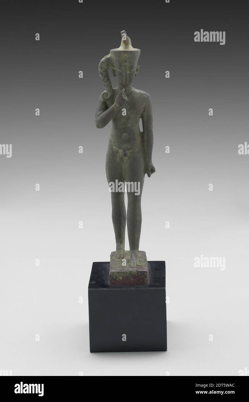 Estatua de Horus, 760–30 a.C., Bronce, sin pedestal: 3 15/16 × 1 × 1 7/16 in. (9.9 × 2.5 × 3.6 cm), Egipcio, Dinastía 25-período Ptolemaico, Escultura Foto de stock
