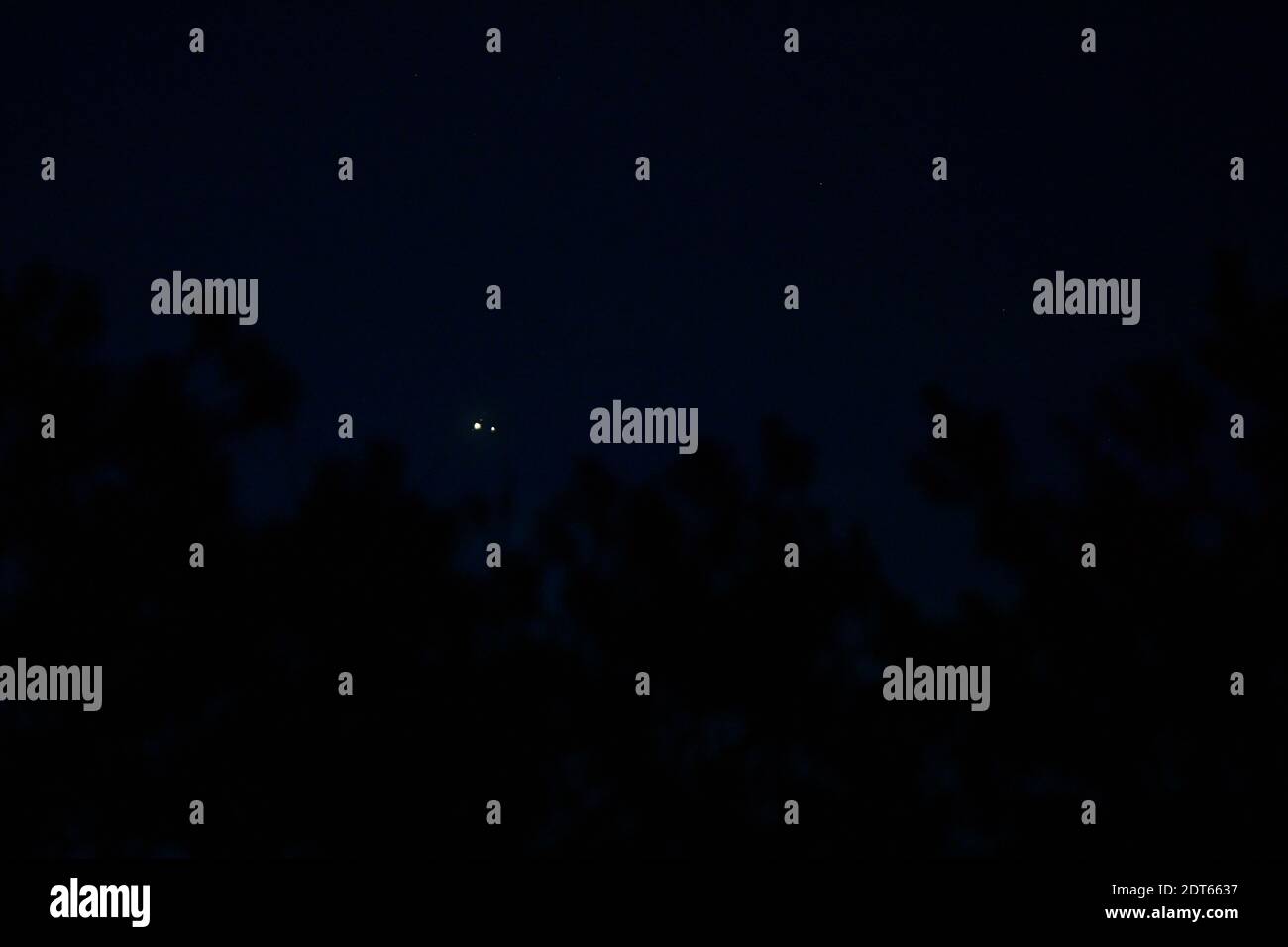 La Gran conjunción. Las lunas de Júpiter, Saturno y Júpiter en el cielo nocturno durante el Solsticio de Verano de Diciembre del Hemisferio Sur. Foto de stock