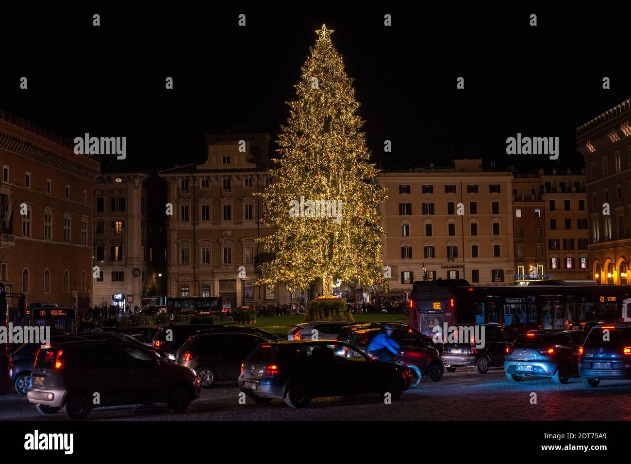 Roma, Italia: Días de compras de Navidad. El árbol de Navidad en la Piazza Venezia rodeado de tráfico. © Andrea Sabbadini Foto de stock
