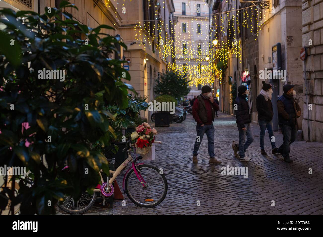 Roma, Italia: Días de compras de Navidad, Via dei Banchi Vecchi. © Andrea Sabbadini Foto de stock
