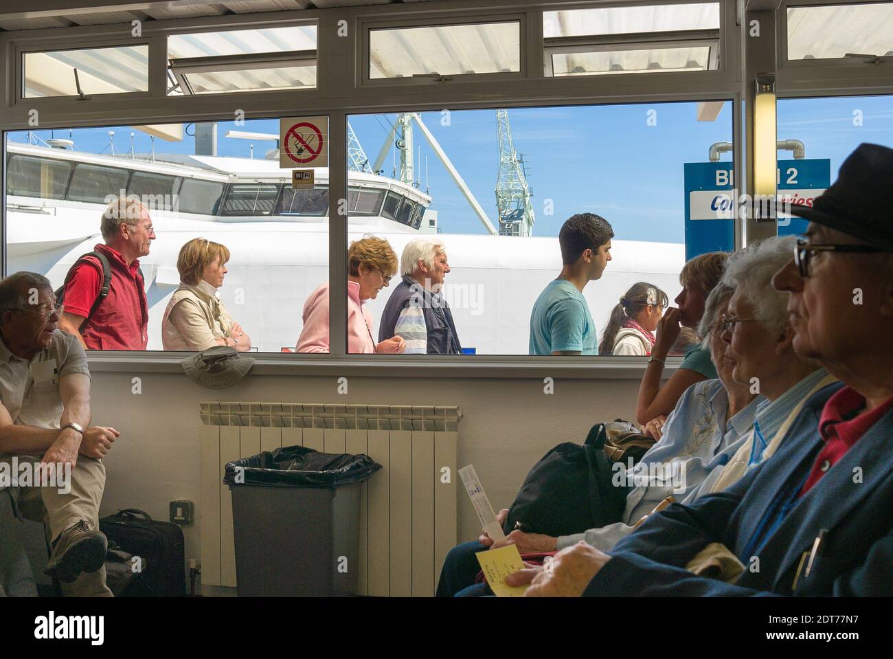 Los pasajeros que llegan y esperan en el puerto de St Peter Port Guernsey Reino Unido Foto de stock
