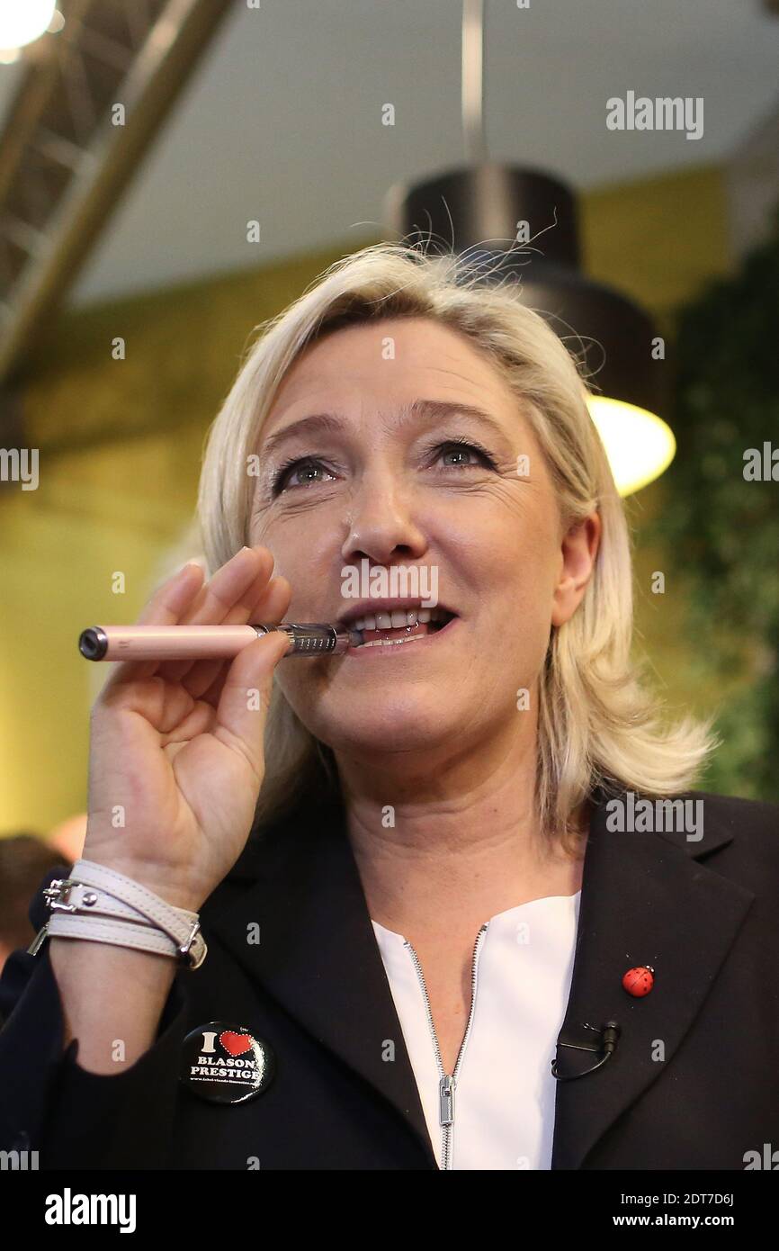 La presidenta nacional del frente, Marine le Pen, fuma un cigarrillo  electrónico mientras visita la Feria de la Agricultura en París, Francia,  el 25 de febrero de 2014. Foto de Stephane Lemouton/ABACAPRESS.COM