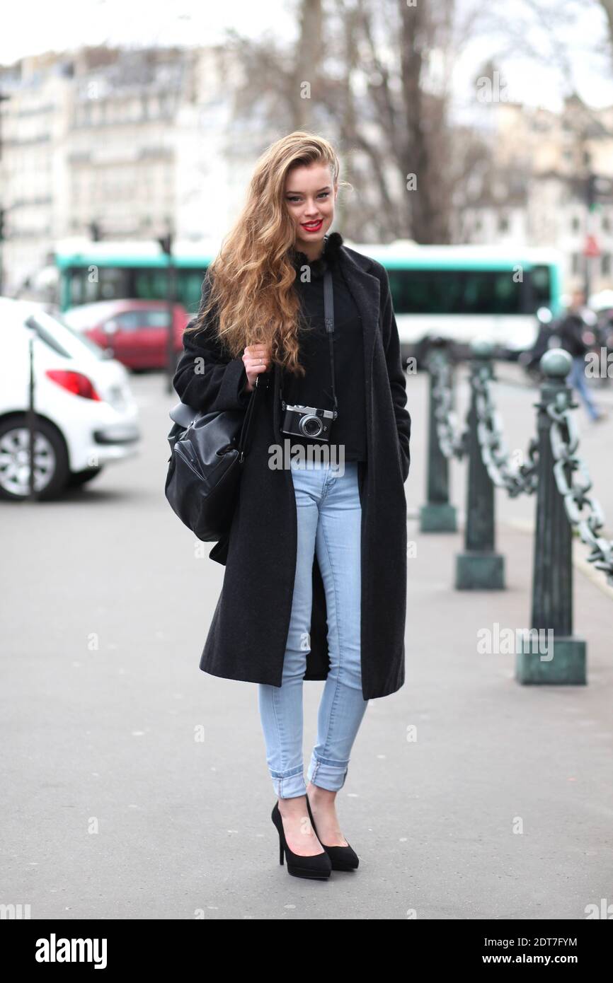 Cyrielle, blogger (www.ovni-13.tumblr.com) llegando para Dries Van Noten  Otoño-Invierno 2014-2015 Listo-a-llevar espectáculo celebrado en el  Ayuntamiento, París, Francia el 26 de febrero de 2014. Lleva abrigo de naf,  pantalones y zapatos de