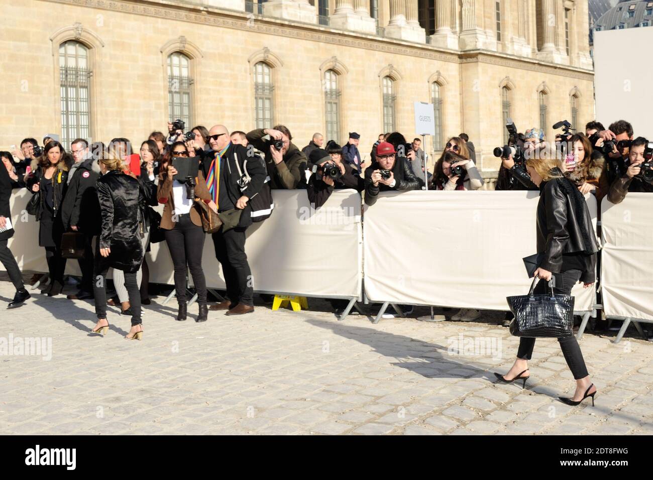Ashley Olsen (L) y Mary-Kate Olsen llegan para el Louis Vuitton Fall-Winter  2014/2015 Ready-to-Wear Collection show celebrado en Cour Carree du Louvre  en París, Francia, el 5 de marzo de 2014. Foto