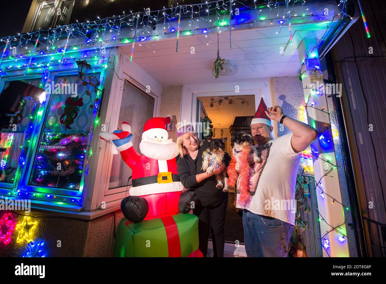 Glasgow, Escocia, Reino Unido. 21 de diciembre de 2020. Foto: Familia Aitcheson: Sheree; John. Los residentes de Balarnock pusieron un espectáculo de luces de Navidad fantástico. Los residentes de Balarnock tienen un gran sentido de la comunidad, y les encanta difundir la alegría de Navidad poniendo en una exhibición festiva que difunde el mensaje de Navidad. En un año en el que COVID19 ha dominado los titulares durante casi un año, a la gente le gusta ver luces coloridas y disfrutar de la temporada festiva. Crédito: Colin Fisher/Alamy Live News Foto de stock