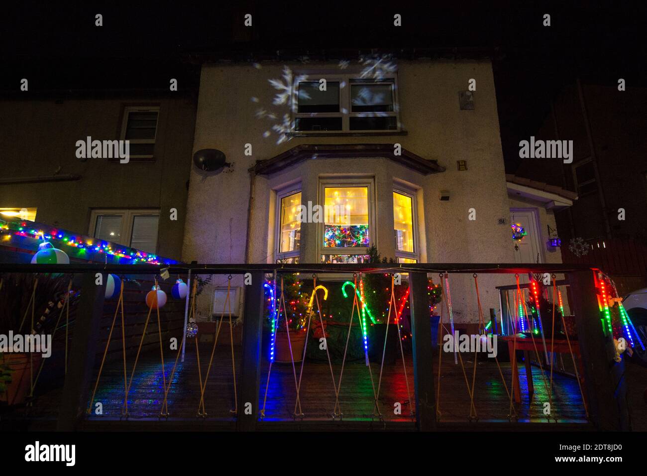Glasgow, Escocia, Reino Unido. 21 de diciembre de 2020. En la foto: Bastones de caramelo y copos de nieve. Los residentes de Balarnock pusieron un espectáculo de luces de Navidad fantástico. Los residentes de Balarnock tienen un gran sentido de la comunidad, y les encanta difundir la alegría de Navidad poniendo en una exhibición festiva que difunde el mensaje de Navidad. En un año en el que COVID19 ha dominado los titulares durante casi un año, a la gente le gusta ver luces coloridas y disfrutar de la temporada festiva. Crédito: Colin Fisher/Alamy Live News Foto de stock