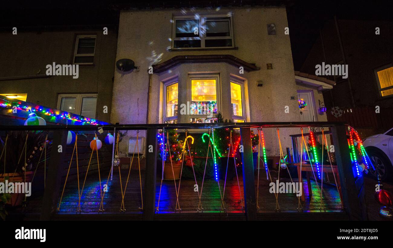 Glasgow, Escocia, Reino Unido. 21 de diciembre de 2020. En la foto: Bastones de caramelo y copos de nieve. Los residentes de Balarnock pusieron un espectáculo de luces de Navidad fantástico. Los residentes de Balarnock tienen un gran sentido de la comunidad, y les encanta difundir la alegría de Navidad poniendo en una exhibición festiva que difunde el mensaje de Navidad. En un año en el que COVID19 ha dominado los titulares durante casi un año, a la gente le gusta ver luces coloridas y disfrutar de la temporada festiva. Crédito: Colin Fisher/Alamy Live News Foto de stock