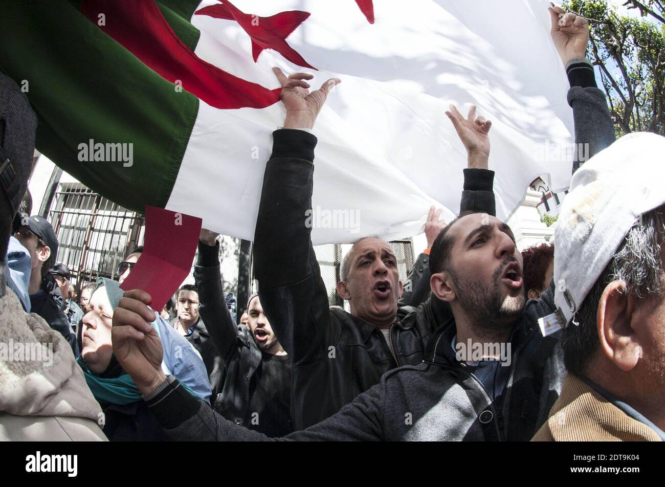 Los partidarios argelinos de un movimiento llamado Barakat (que significa en árabe "eso es suficiente"), que hace campaña por un nuevo liderazgo en Argelia, manifiestan sosteniendo pancartas y gritando consignas contra el actual presidente argelino, Bouteflika Abdelaziz, que se celebrará por cuarto término en las elecciones del 17 de abril, fuera de la escuela central del centro de Argel el 27 de marzo. 2014. La decisión del líder de 77 años de edad de buscar la reelección a pesar de graves problemas de salud, que lo confinaron a un hospital en París durante tres meses el año pasado, ha hecho que se hayan criticado mucho no solo en las filas de la oposición, sino también en algunas dentro del régimen Foto de stock