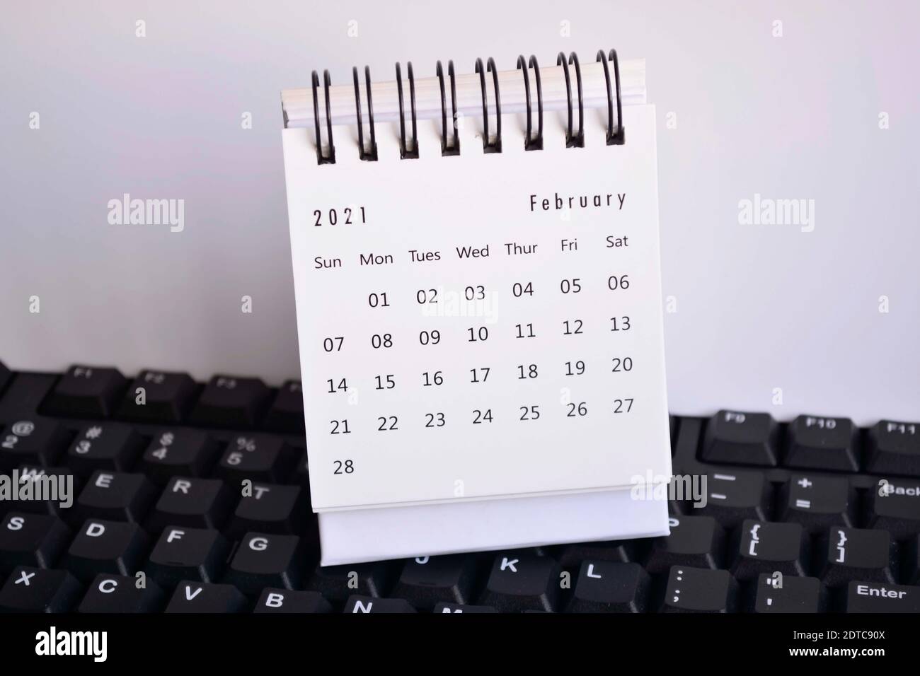 Calendario Blanco Enero 2021 en un teclado con fondos blancos. Concepto de año Nuevo Foto de stock