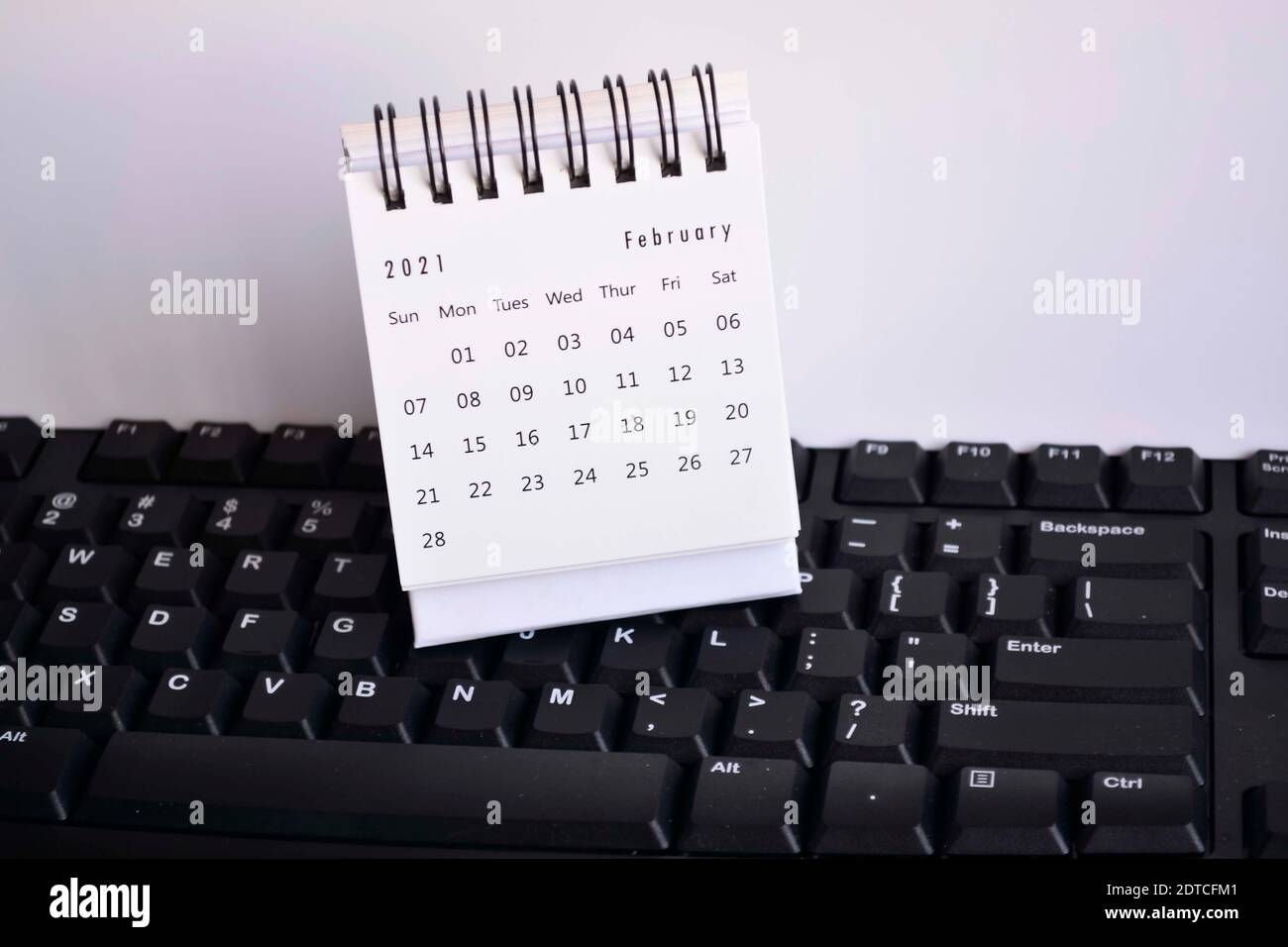 Calendario Blanco Enero 2021 en un teclado con fondos blancos. Concepto de año Nuevo Foto de stock