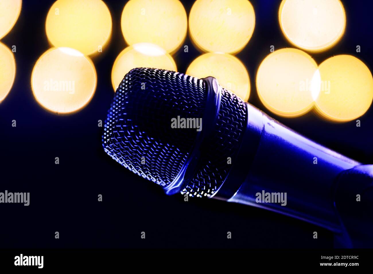 Primer plano del micrófono y las luces de escenario Foto de stock