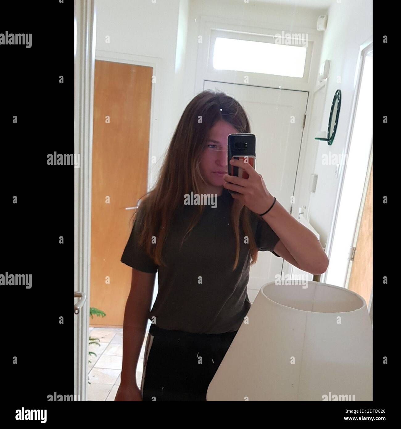 La reflexión de la mujer teniendo en espejo Selfie Fotografía de stock -  Alamy