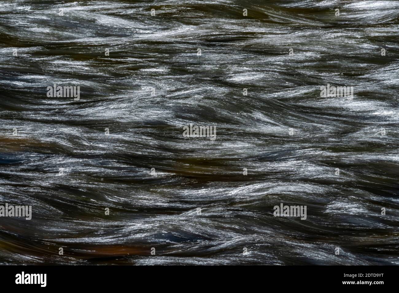 Movimiento agua borrosa del río Salmon Foto de stock