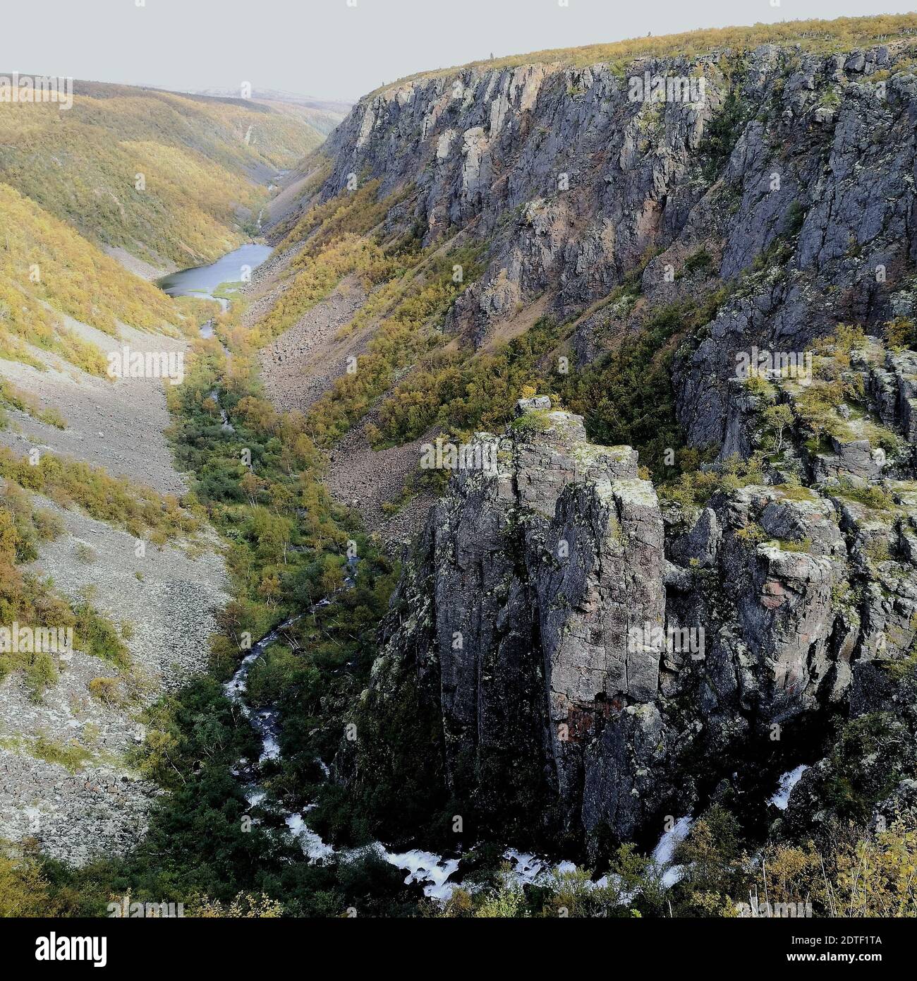 Vista de la formación de rocas en la montaña Foto de stock