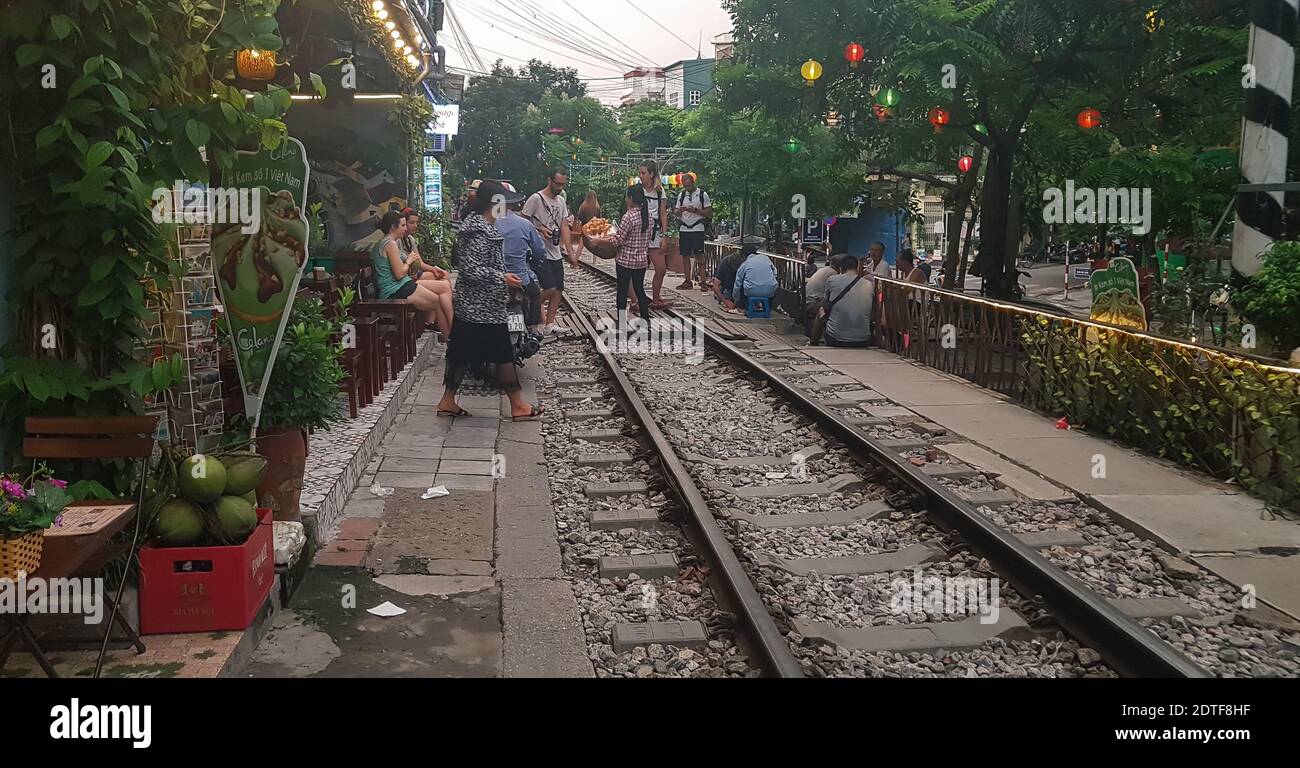 Hanoi, Vietnam; 9 DE AGOSTO de 2019: Vista de la calle del tren en el casco antiguo de Hanoi. Vietnam Hanoi Train Street es una atracción popular. Foto de stock
