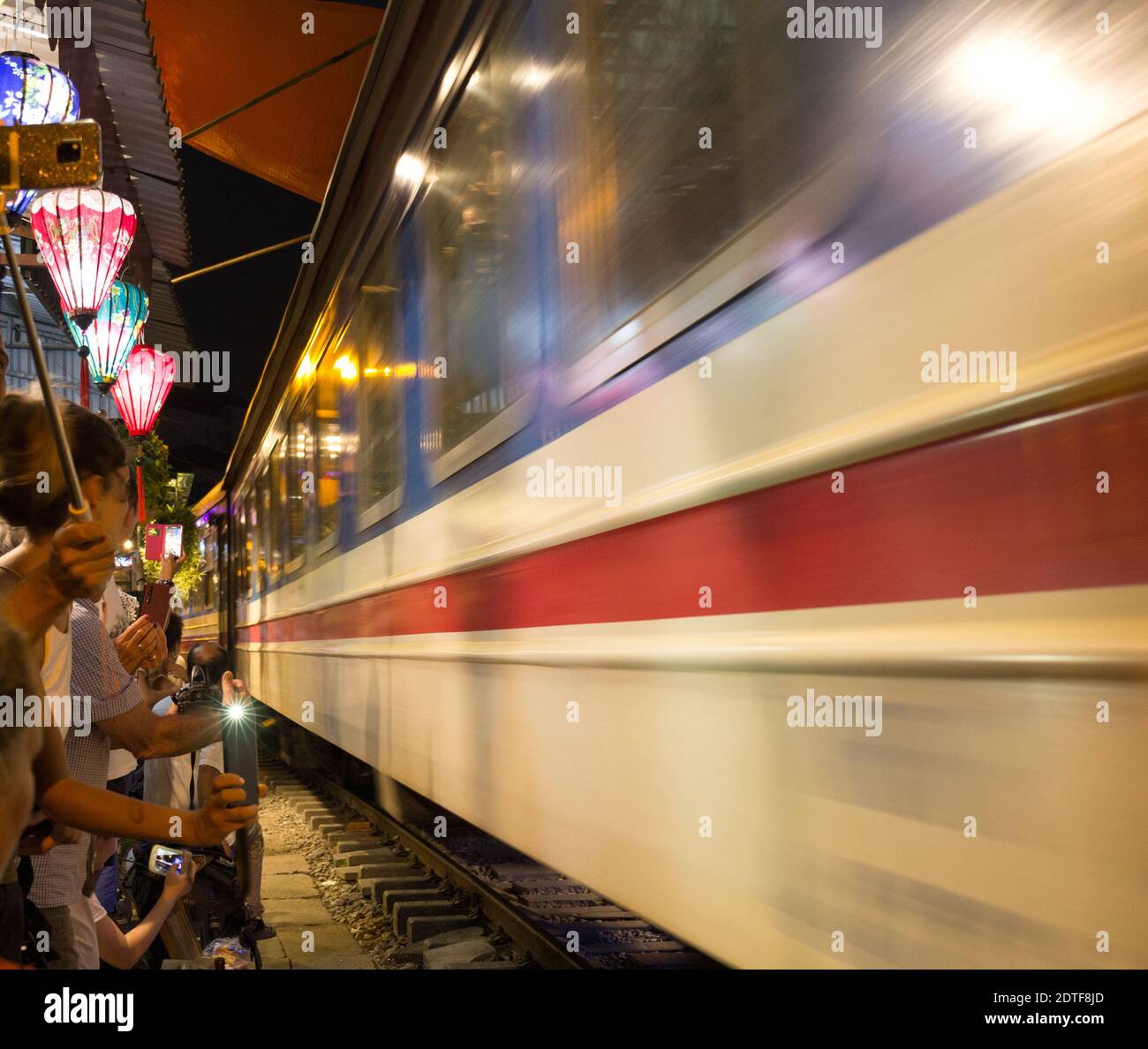 Hanoi, Vietnam; 9 DE AGOSTO de 2019: Vista de la calle del tren en el casco antiguo de Hanoi. Vietnam Hanoi Train Street es una atracción popular. Foto de stock