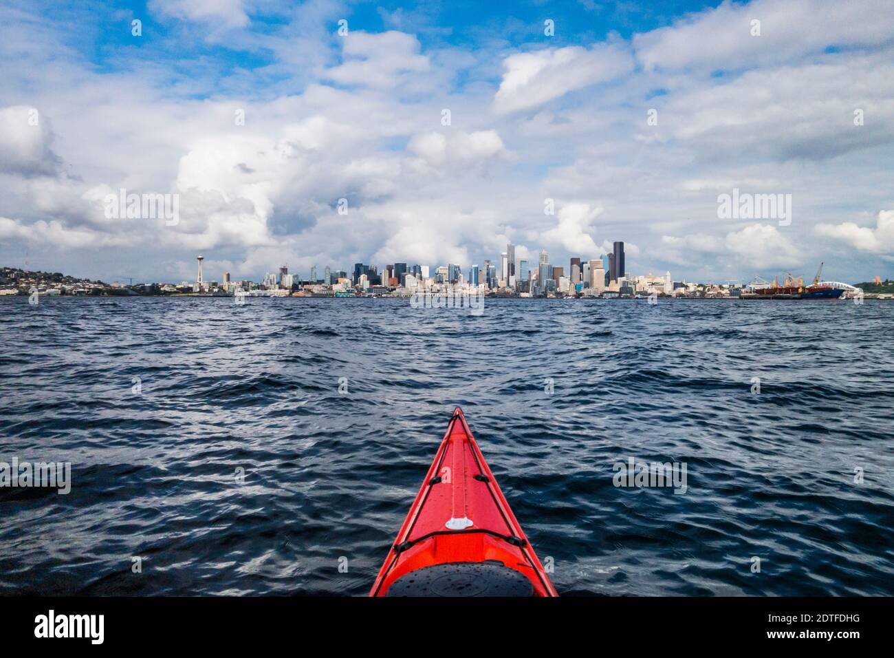 Una vista en primera persona del centro de Seattle, Washington mientras rema un kayak de mar en Elliott Bay, Estados Unidos. Foto de stock