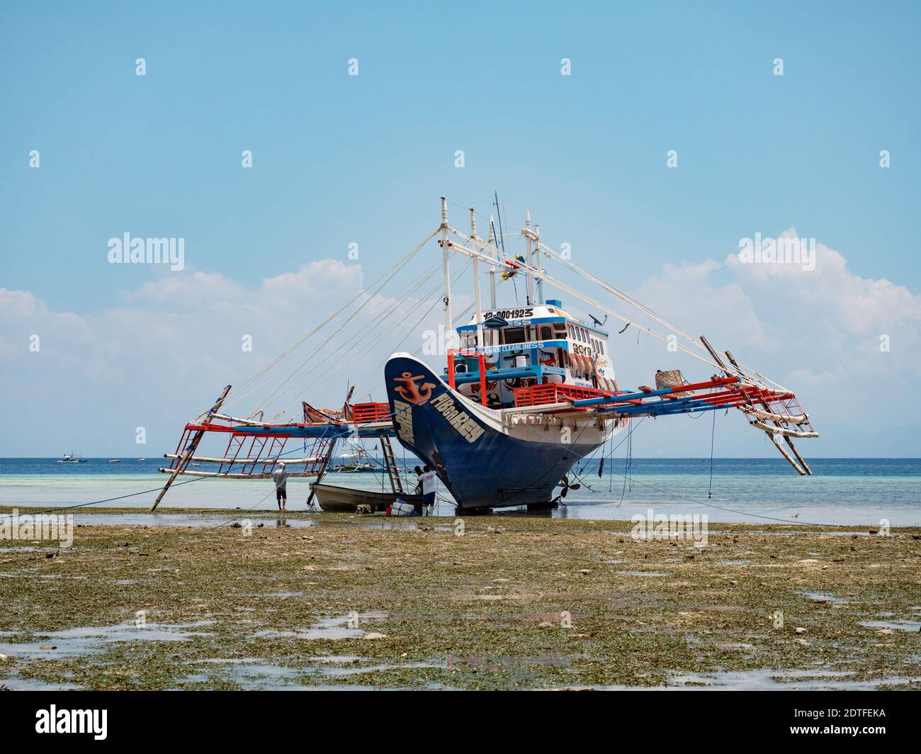 Barco tradicional de pesca de atún encalada con estabilizadores en