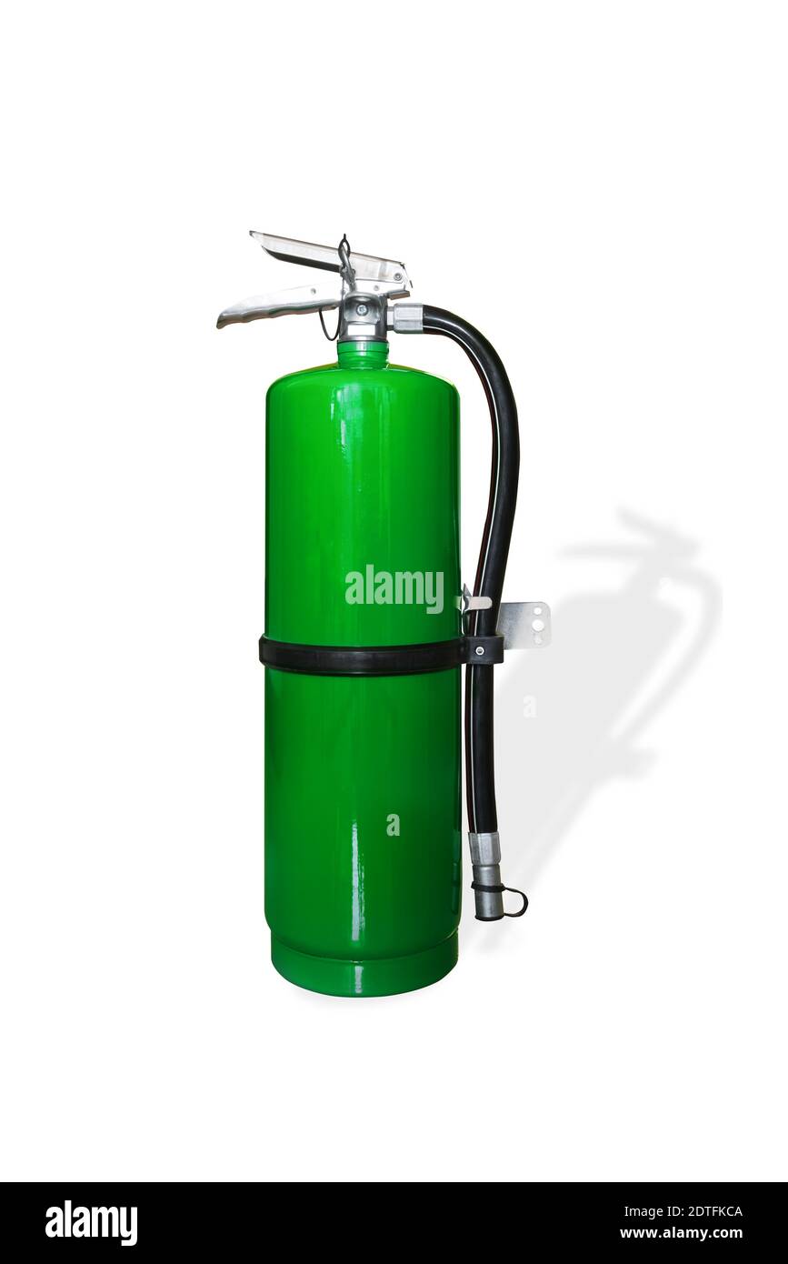 Primer plano del extintor de incendios verde contra fondo blanco Fotografía  de stock - Alamy