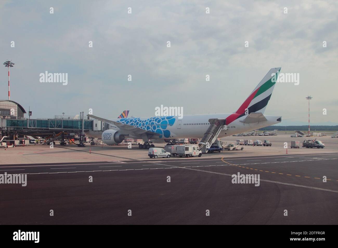 Milán, Italia - Jun 29, 2019: Emirates Airlines avión en el delantal en el aeropuerto internacional Foto de stock