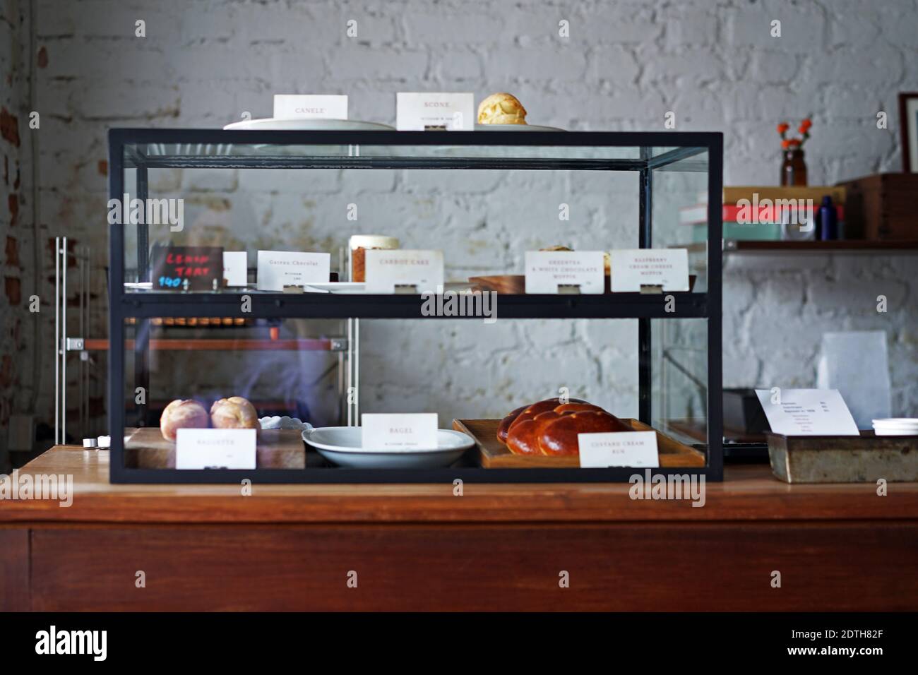 Diseño interior y decoración de cafetería y bar de panadería decorado con  vitrinas, paredes de ladrillo blanco y muebles de madera minimalista  Fotografía de stock - Alamy