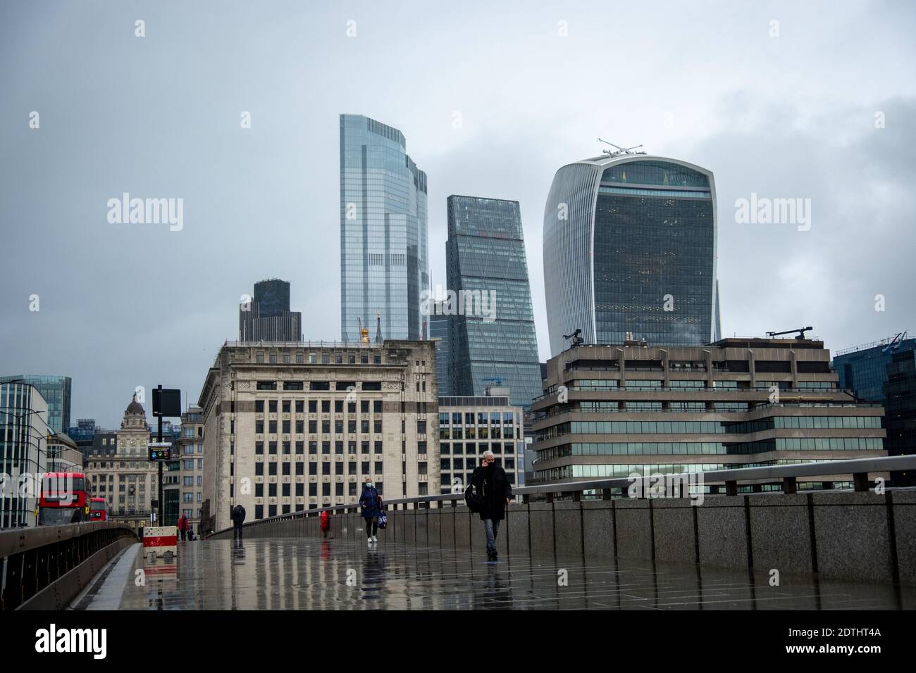 Londres- 21 de diciembre de 2020: Tranquilo Puente de Londres / Ciudad de Londres escena durante Covid 19 nivel 4 cierre Foto de stock