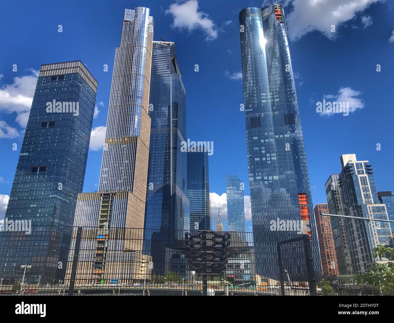 Ángulo de visión baja de los edificios contra el cielo Foto de stock