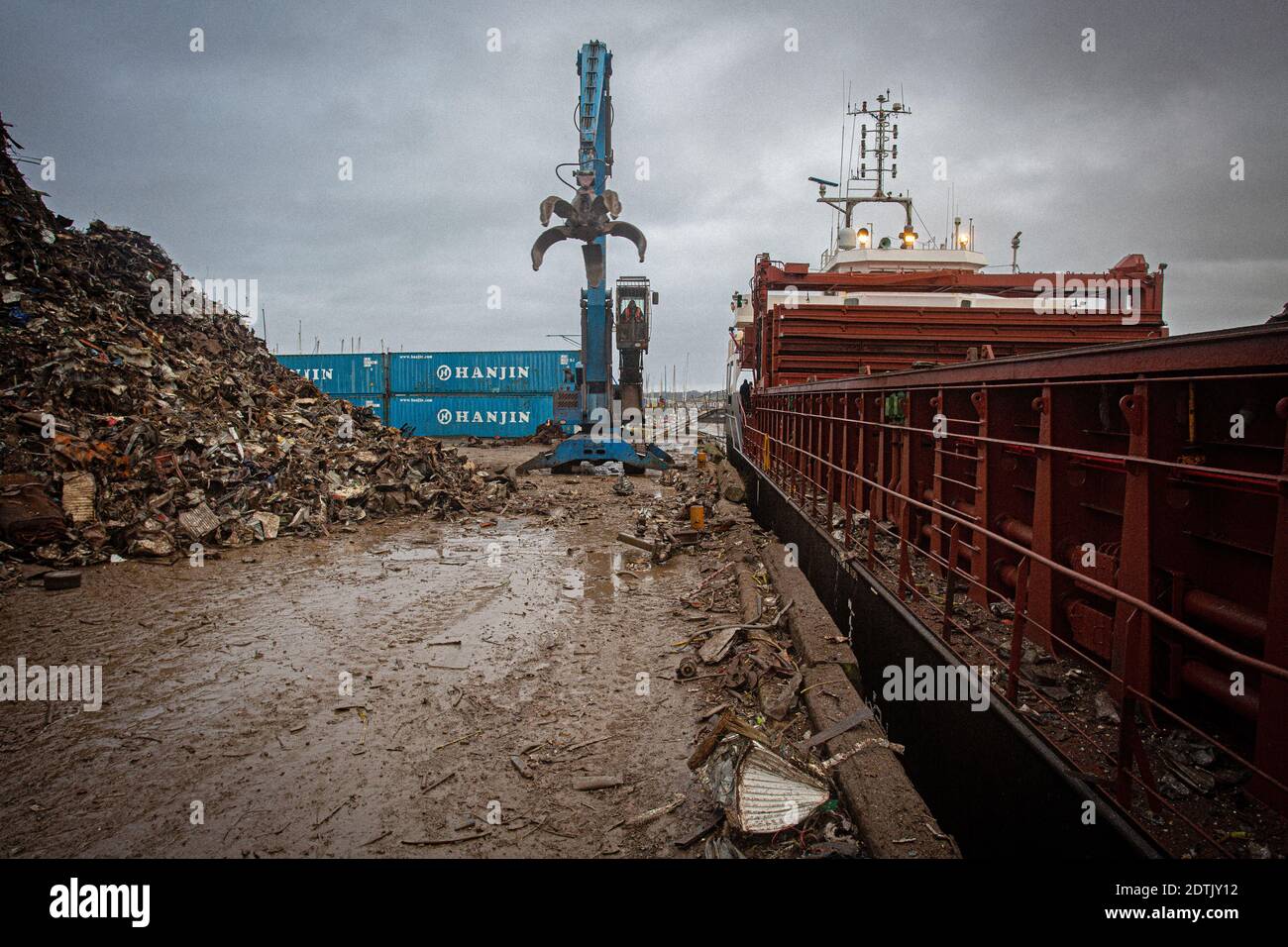 Gran Bretaña / Essex/ Scrap metal en Olivers Wharf en Brightlingsea wating para ser cargado en un barco y luego exportado a España. Foto de stock