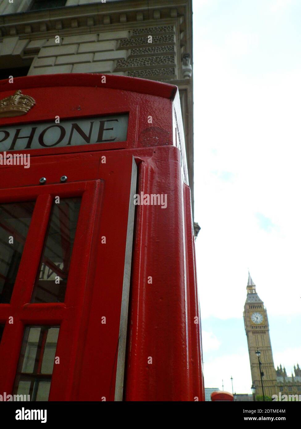 Vista en ángulo bajo de la torre del reloj y la cabina telefónica roja  Fotografía de stock - Alamy