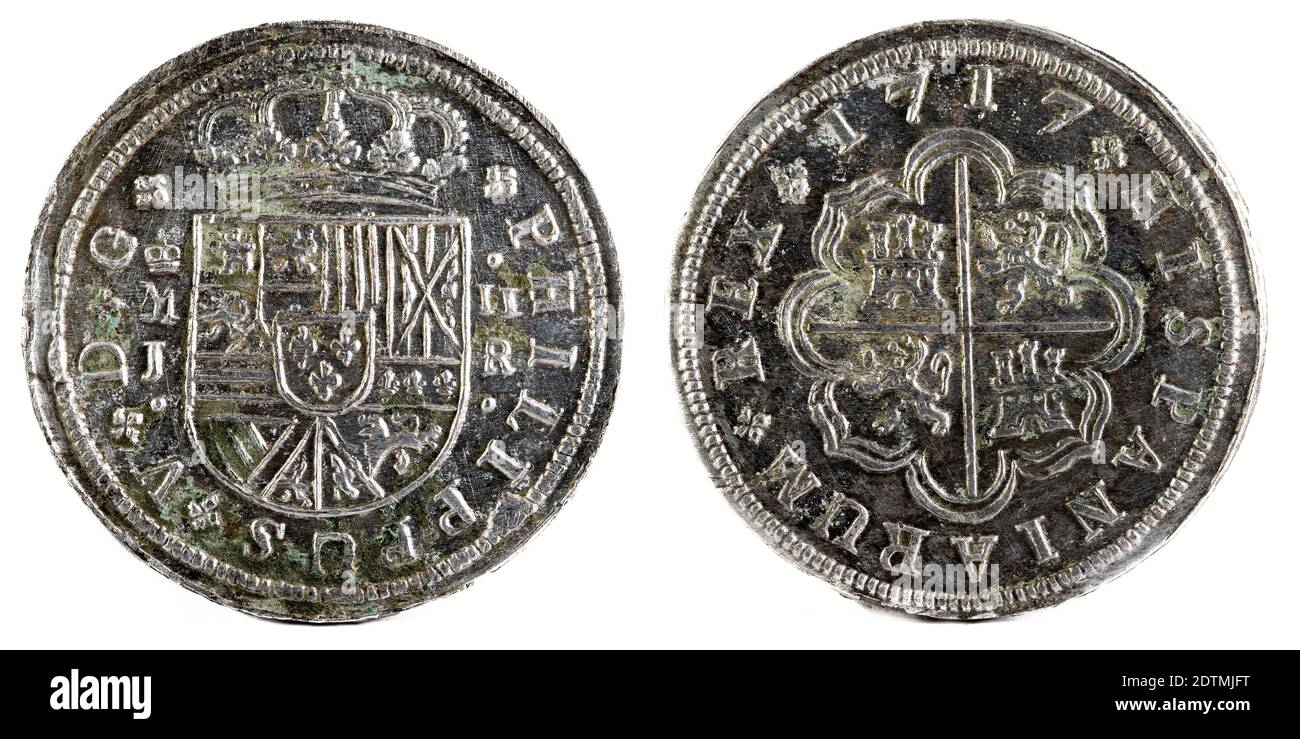 Una antigua moneda española de plata del rey Felipe V aislada sobre un fondo blanco Foto de stock