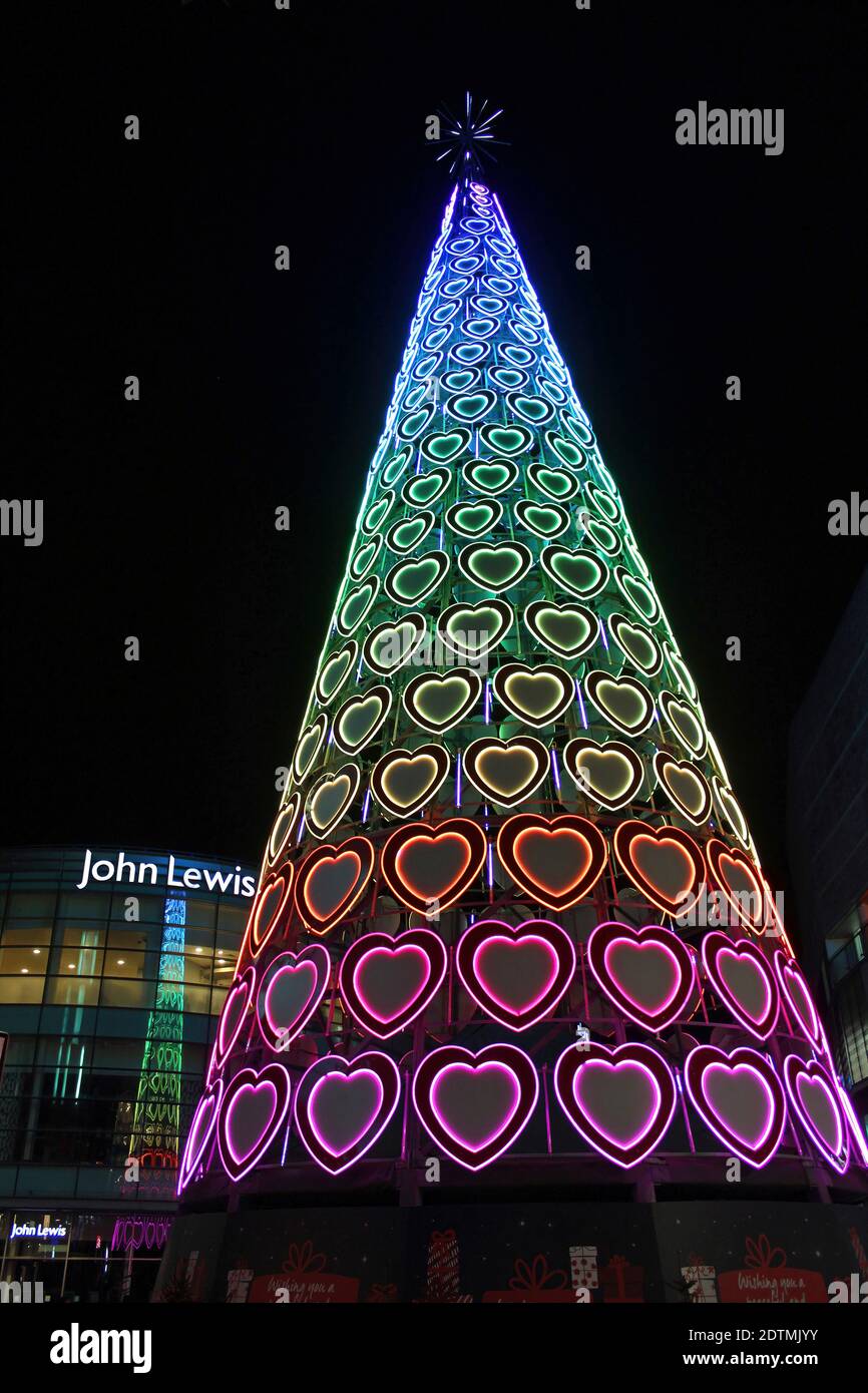 Amor corazones Iluminación árbol de Navidad fuera de John Lewis, Liverpool One Shopping Center Foto de stock