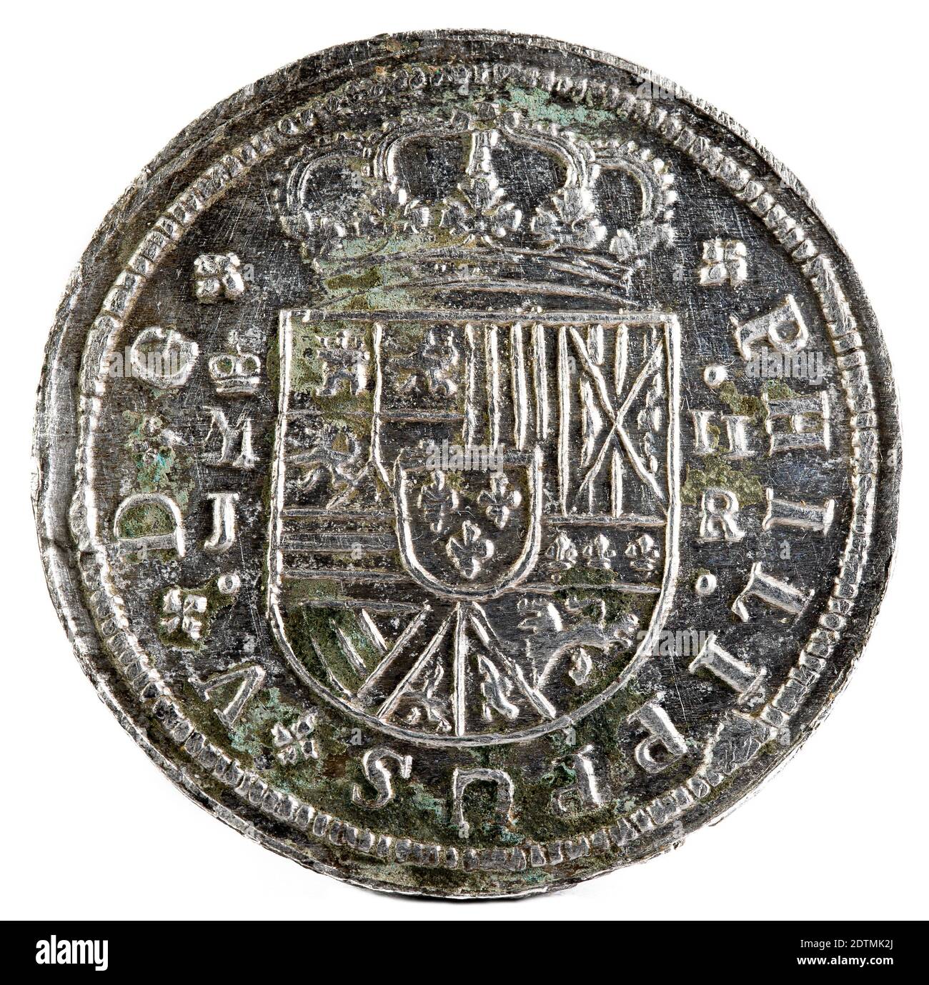 Una antigua moneda española de plata del rey Felipe V aislada sobre un fondo blanco Foto de stock
