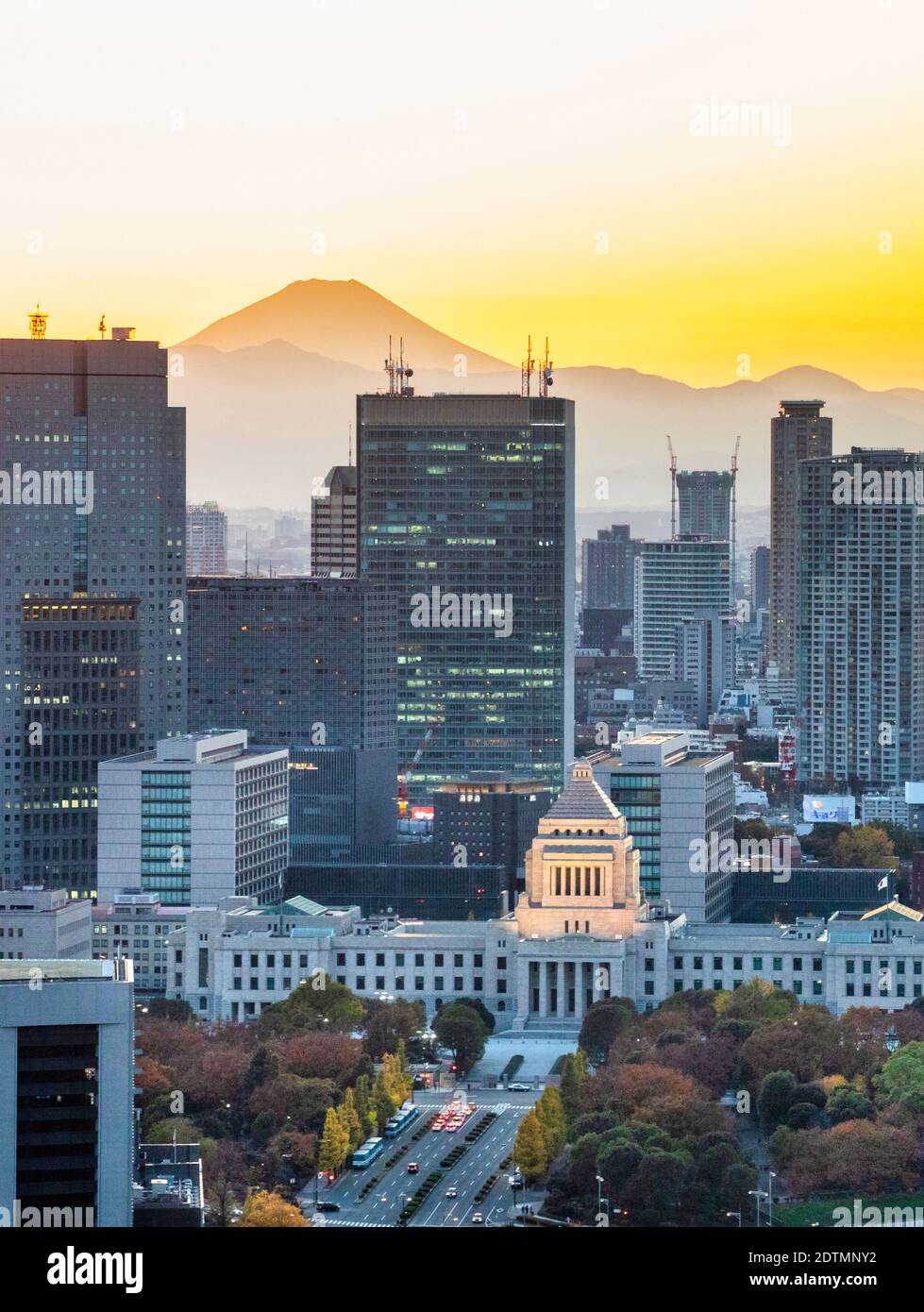Japón, Ciudad de Tokio, Chiyoda Ku, edificio de la dieta Nacional y Monte Fuji Foto de stock