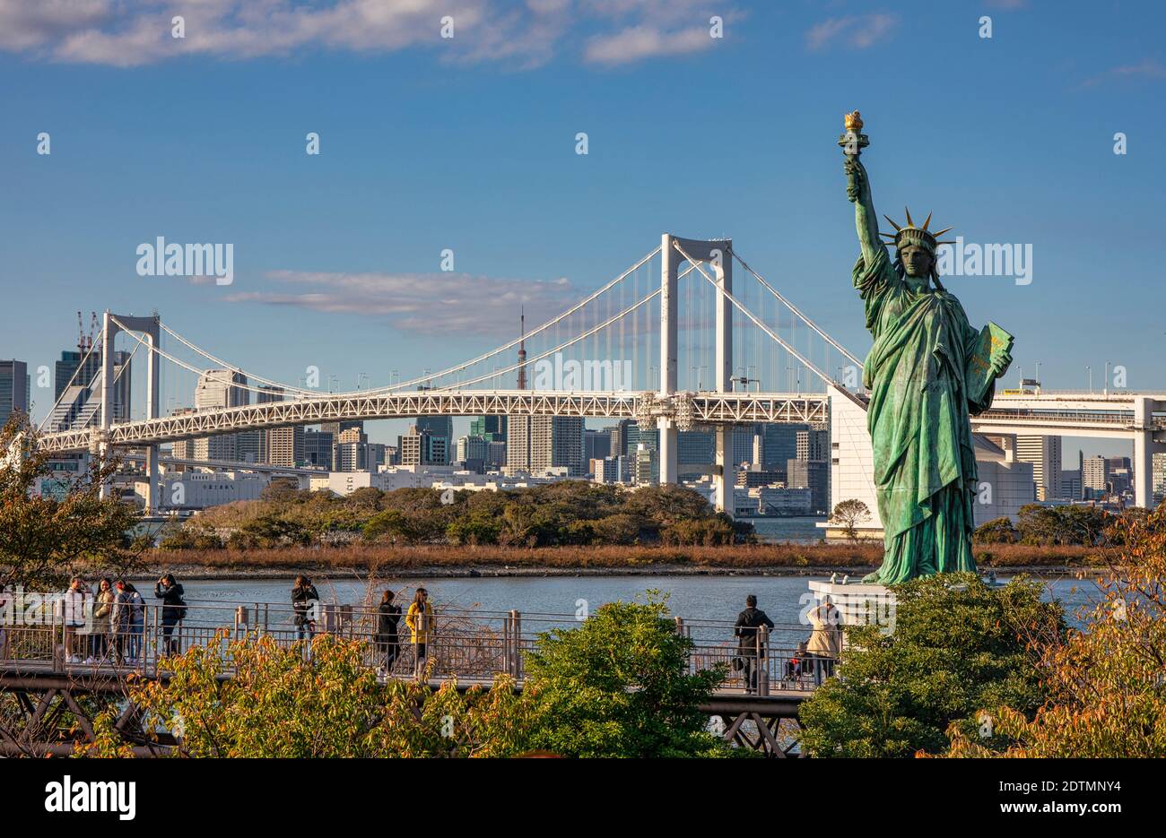 Japón, Ciudad de Tokio, Odaiba, Estatua de la libería y el puente del arco iris Foto de stock