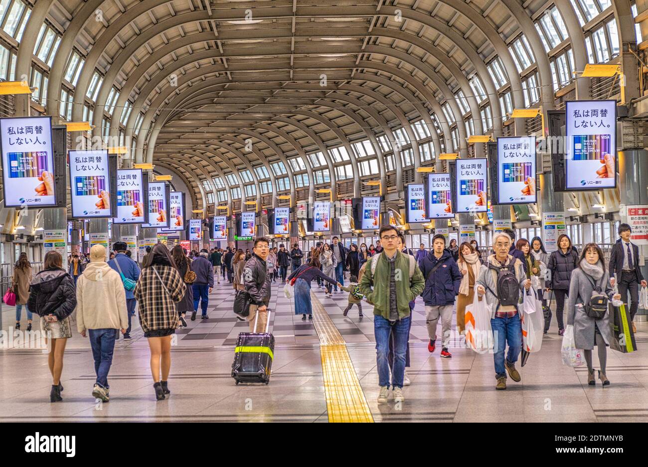 Japón, Ciudad de Tokio, Estación Shinagawa, Corredor de transferencia Foto de stock