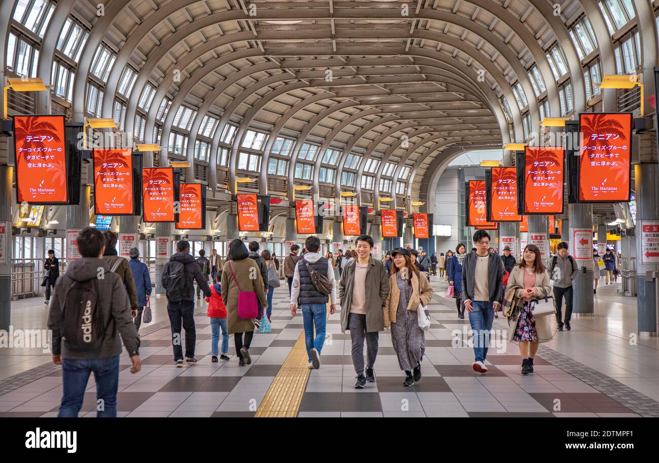 Japón, Ciudad de Tokio, Estación Shinagawa, Corredor de transferencia Foto de stock