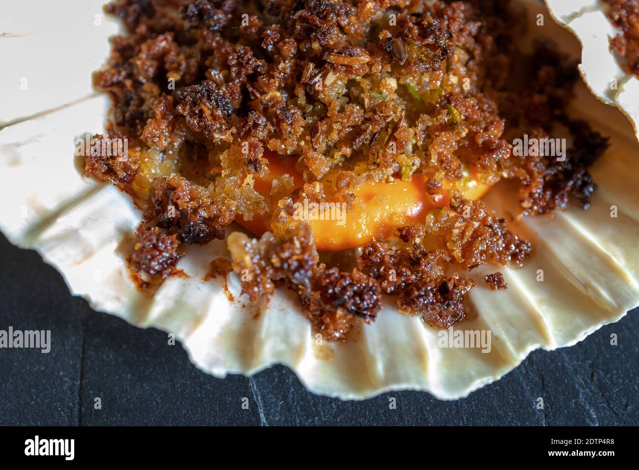 Vieiras, Au Gratin con migas, especias y hierbas, cocinadas en el horno y  listas para comer Fotografía de stock - Alamy