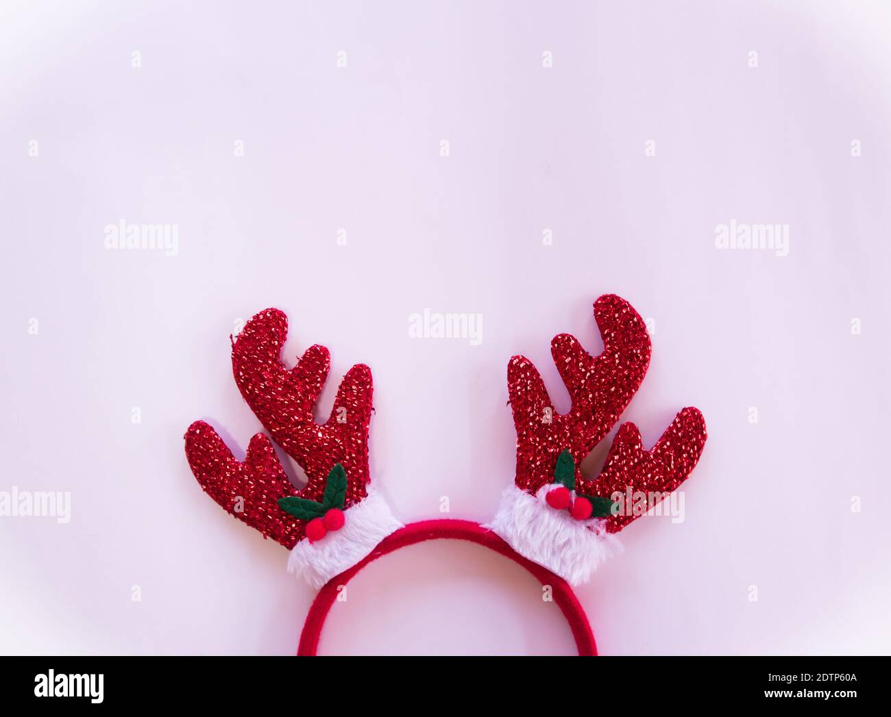 Primer plano de la banda de cabeza de Reno Horn sobre fondo blanco  Fotografía de stock - Alamy