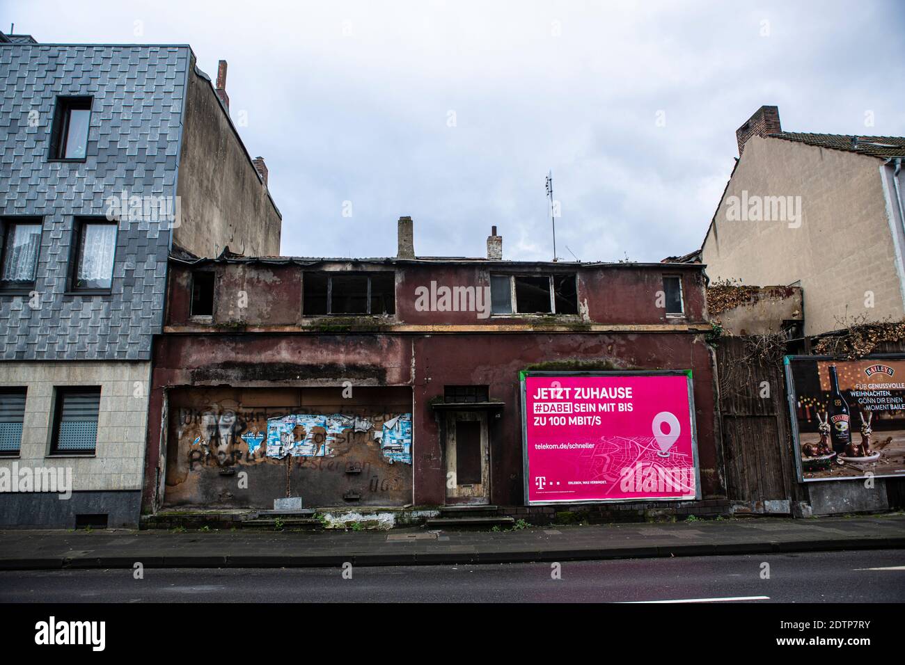 Reklame un Trümmerhäusern en Duisburg. Die Telekom wirbt mit 'jetzt zuhause', wo kein zu hause mehr ist. Foto de stock